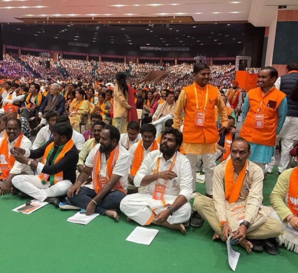  TN BJP President Annamalai sitting on floor in BJP National council meet