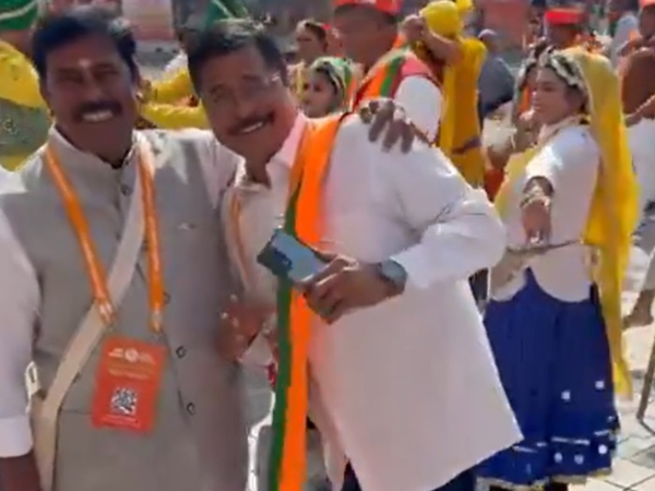  TN BJP President Annamalai sitting on floor in BJP National council meet