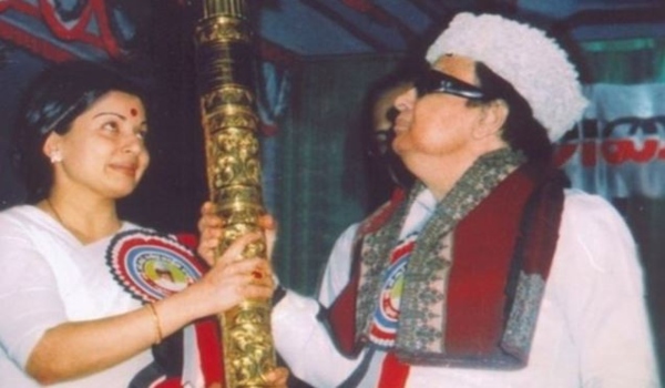  Is Tamilaruvi Manian contest in the lotus symbol? 