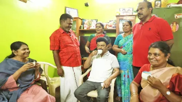 Thoothukudi Chief Minister campaigned for Kanimozhi MP and MK Stalin drank tea at fisherman Soosai house in Tuticorin Thoothukudi Chief Minister campaigned for Kanimozhi MP and MK Stalin drank tea at fisherman Soosai house in Tuticorin
