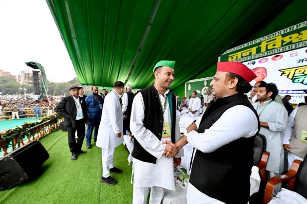 Three youths fight with Modi