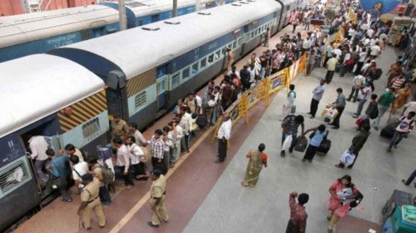 Cash cell phone robbery in an electric train running near Chennai