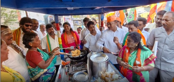 Tamilisai soundararajan campaign in vada shop at chennai south Tamilisai soundararajan campaign in vada shop at chennai south