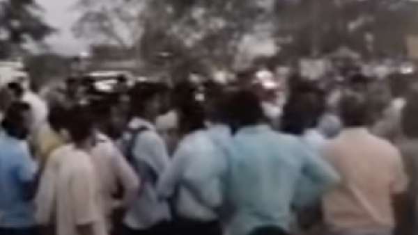 Vechiles movement disturbed in Chennai - Trichy High way near paranur toll plaza Vechiles movement disturbed in Chennai - Trichy High way near paranur toll plaza