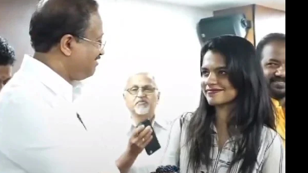 Students who returned from Ukraine gives nomination money to union minister Muraleedharan who contest as BJP Candidate from Attingal