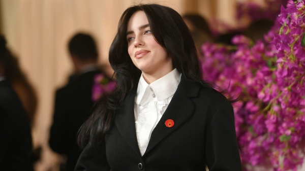 At the Oscars celebrities wore red patches to call for an Israel-Hamas ceasefire