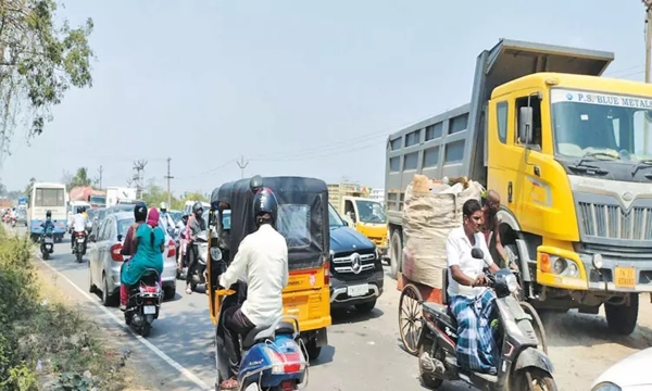 Private company buses collide on Vandalur-Kelampakkam road Students injured Private company buses collide on Vandalur-Kelampakkam road Students injured