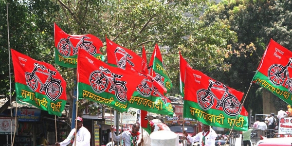 Three youths fight with Modi