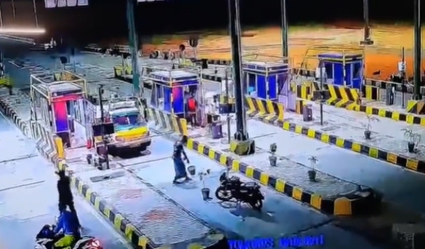 What happened to the toll booth on the Madurai Nattam four lane road