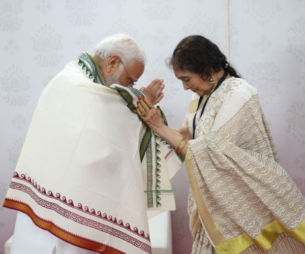Prime Minister Narendra Modi meets Vyjayanthimala in Chennai
