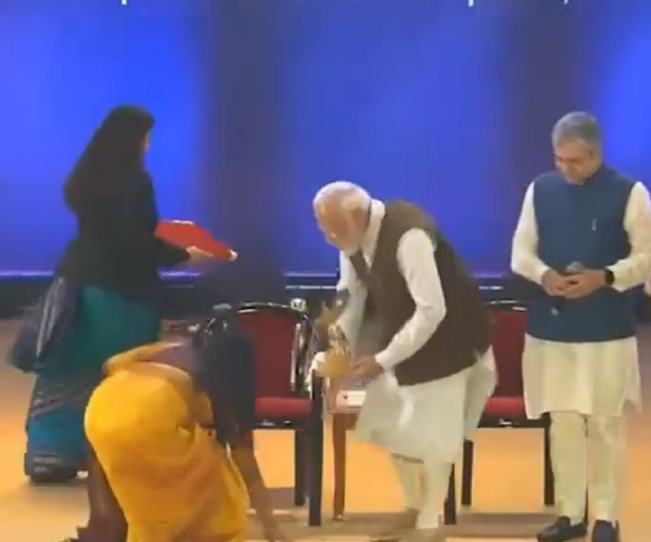 PM Narendra modi touched feet of Tamil woman during National Creators Award