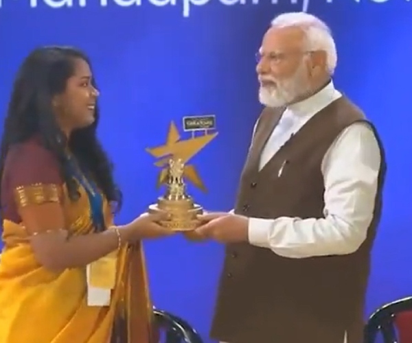 PM Narendra modi touched feet of Tamil woman during National Creators Award