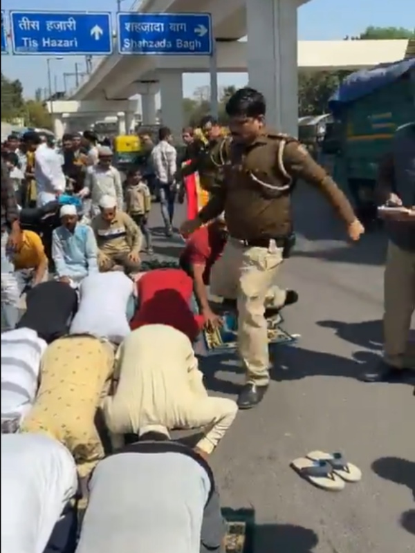Delhi Cop suspended after he kicking muslim men who offering Namaz on friday Prayers