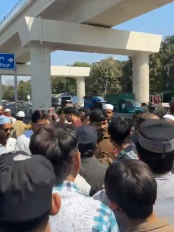 Delhi Cop suspended after he kicking muslim men who offering Namaz on friday Prayers