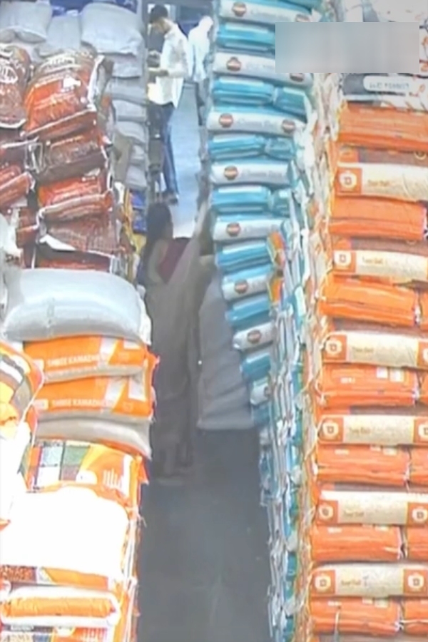 Rice sacks fall on woman in Maharashtra supermarket Employees who saved the moment Video trends on