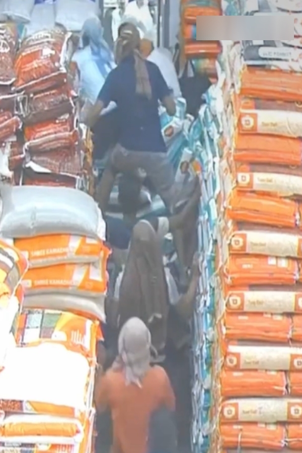 Rice sacks fall on woman in Maharashtra supermarket Employees who saved the moment Video trends on