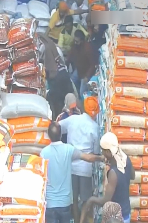 Rice sacks fall on woman in Maharashtra supermarket Employees who saved the moment Video trends on