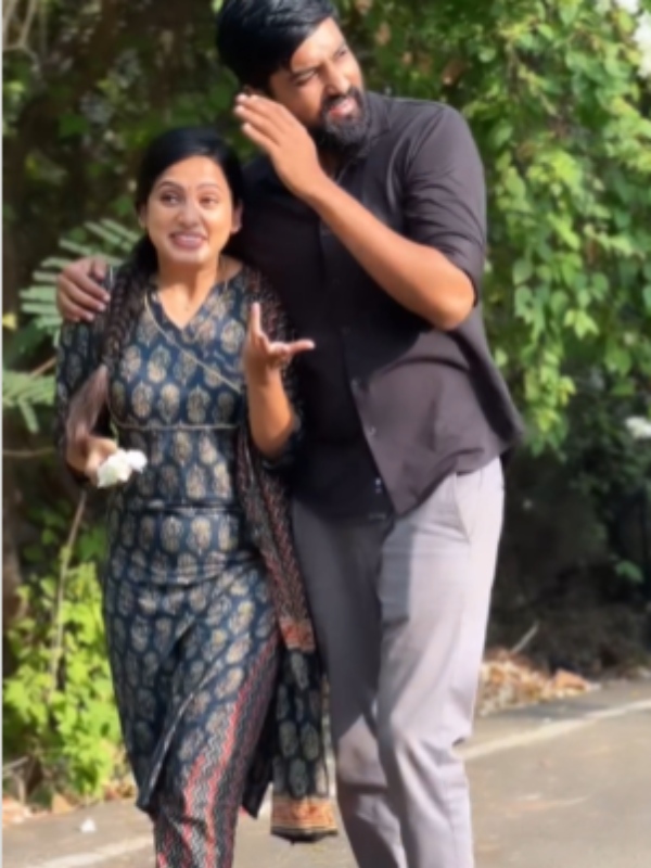 Ethirneechal Serial suddenly a video of Janani and Shakthi romancing