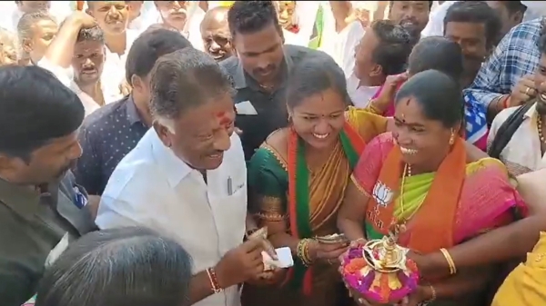 O Panneerselvam violates election code of conduct by giving money to voters