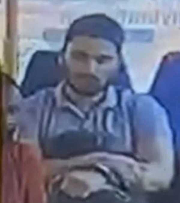 New photos of Bangalore cafe blast suspect without mask has now been released
