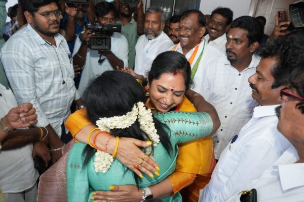 South Chennai dmk candidate Thamizhachi Thangapandian wished BJP Candidate Tamilisai soundararajan