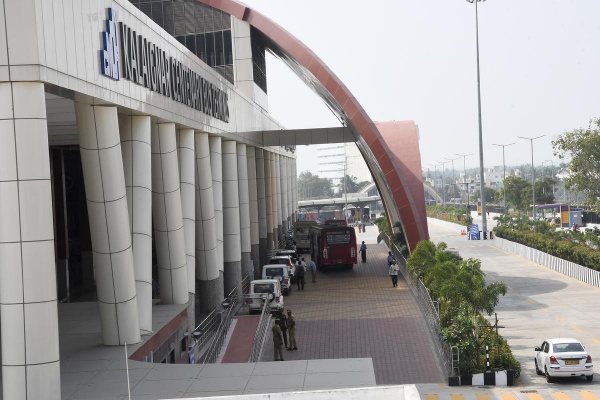 Why there is no road crossing facility in front of the Kilaampakkam bus stand
