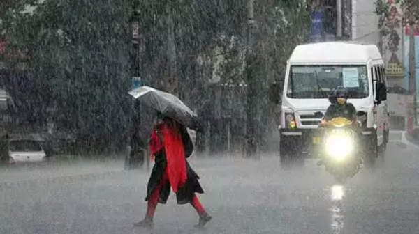 Yellow alert for rain in 10 districts till 6 p m for Tamil Nadu