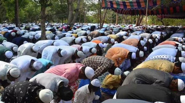 Ramadan celebrates in india including Tamil Nadu muslims offer namaz at masjid