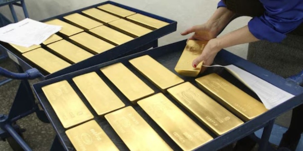 What causes gold prices to rise