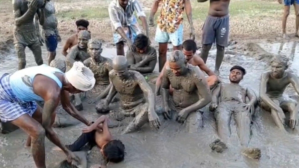 Sivaganga temple festival Mutton Feast and devotees put clay on their body for special darshan sivagangai Amman temple