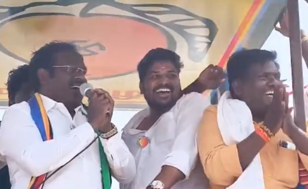 DMK Duraimurugan stops his car to listen PMK Candidate Balu campaign in Ranipet