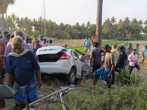 4 youths died on the spot in a car accident near Namakkal 4 youths died on the spot in a car accident near Namakkal