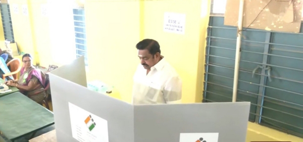 Former CM Edappadi palanisamy casts his vote at salem siluvampalayam polling booth