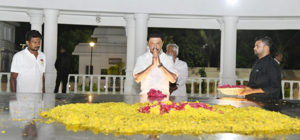 CM stalin visits his father Karunandhi memorial at Marina in Chennai after his lok sabha election campaign