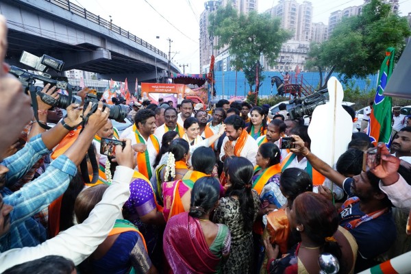 Khushbu Sundar suddenly campaign in Telangana Who did not campaign in Tamil Nadu Khushbu Sundar suddenly campaign in Telangana Who did not campaign in Tamil Nadu