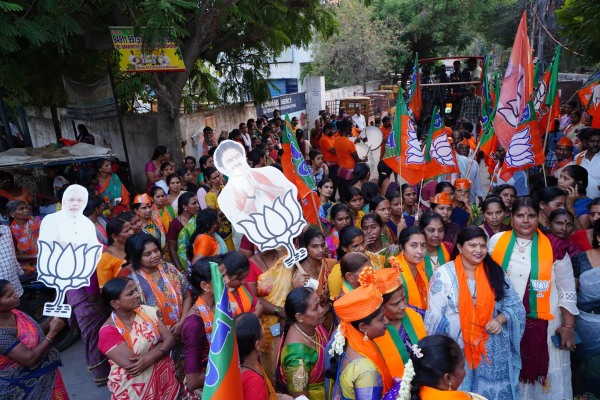 Khushbu Sundar suddenly campaign in Telangana Who did not campaign in Tamil Nadu Khushbu Sundar suddenly campaign in Telangana Who did not campaign in Tamil Nadu