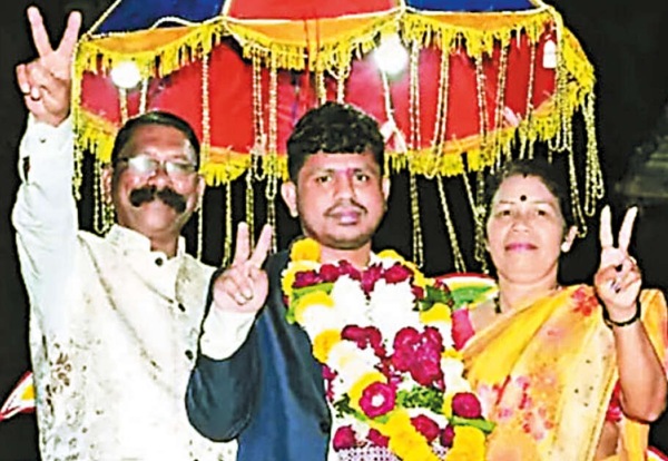 Mumbai sanitary worker Son Cleared Civil Services Exam 9th Attempt