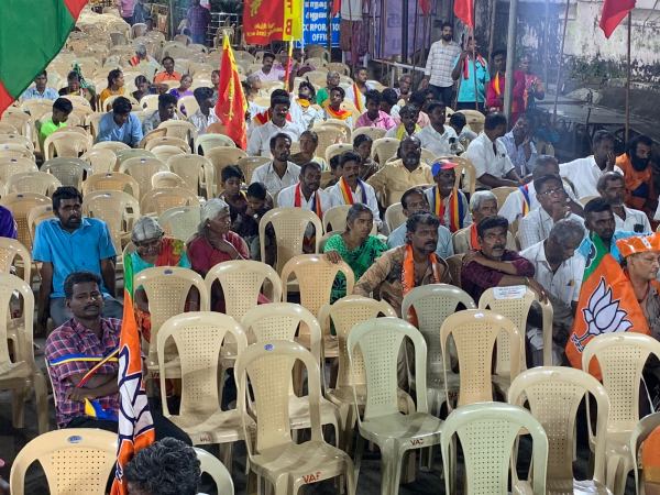 Pmk leader Anbumani Ramadoss addressing with empty seats in Dindigul