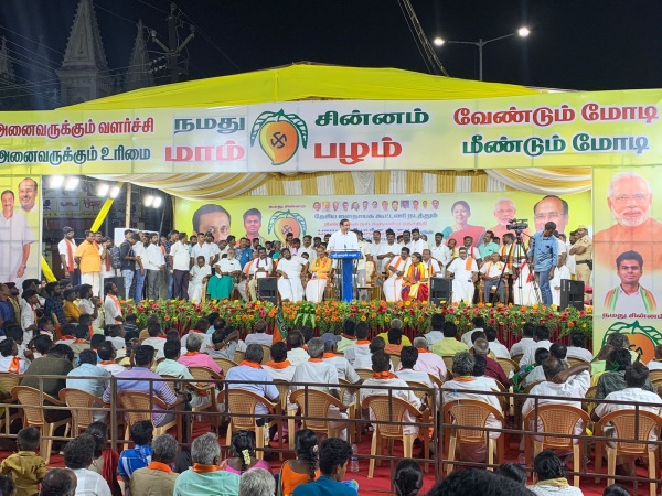 Pmk leader Anbumani Ramadoss addressing with empty seats in Dindigul