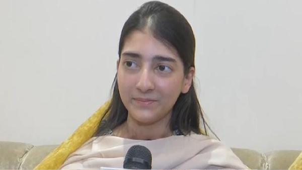 Indian heart beats inside 19 year old girl from Karachi pakistan