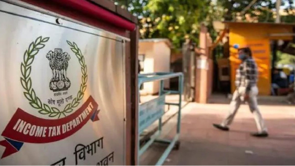 Income Tax officials are conducting raids at 5 places including Otteri in Chennai Income Tax officials are conducting raids at 5 places including Otteri in Chennai