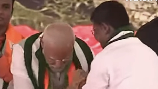 PM modi touches JDS Ex mla nisarka narayanasamy feet in Chikkaballapura
