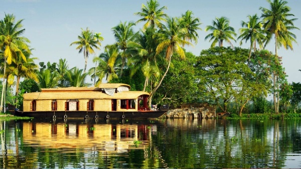 Which is the coolest place in Tamil Nadu to visit in the summer given the low budget