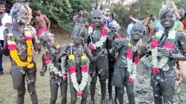 Sivaganga temple festival Mutton Feast and devotees put clay on their body for special darshan sivagangai Amman temple