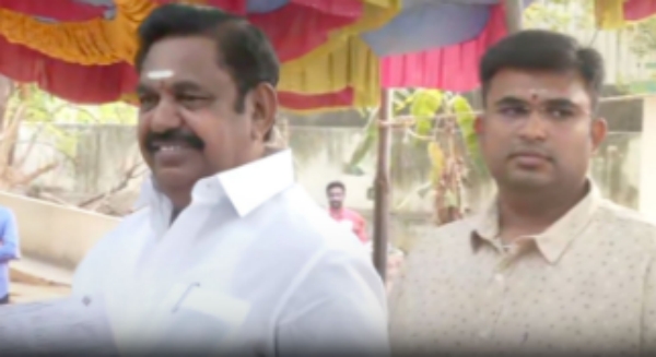 Former CM Edappadi palanisamy casts his vote at salem siluvampalayam polling booth