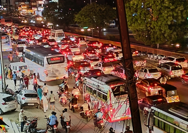 Heavy traffic in chennai trichy highway near singaperumal kovil