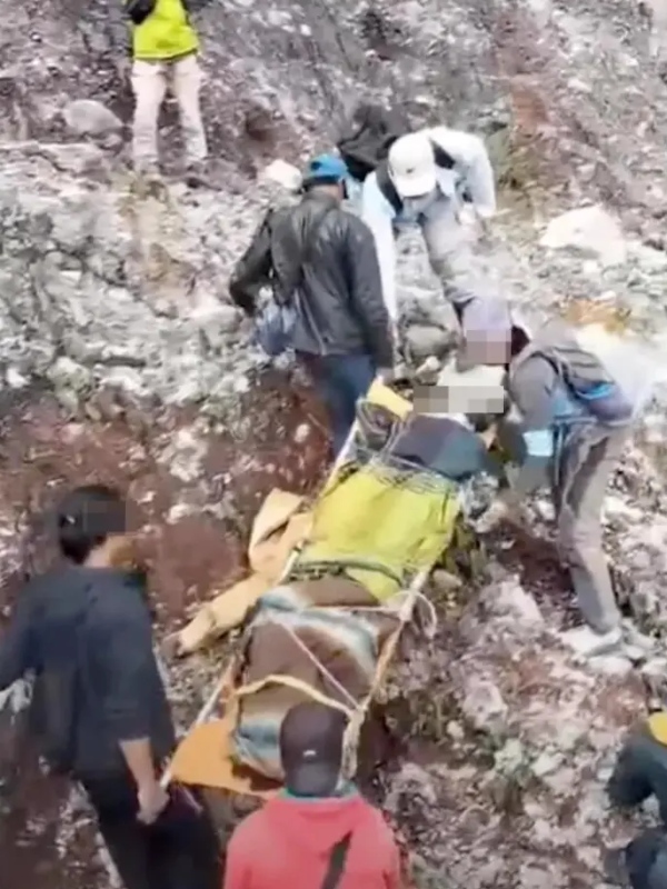 Who is this Pity Chinese woman and fell down into Indonesia Volcano due to Selfie Video