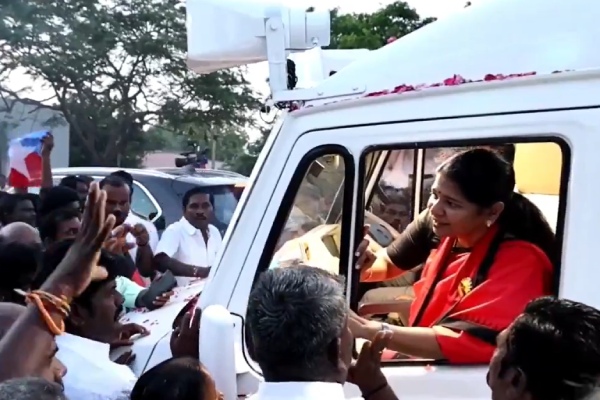 DMK MP Kanimozhi gets a massive welcome in Tuticorin amid the Lok Sabha elections campaign