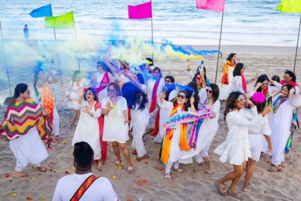 Actor Vijayakumar daughter Anitha shared photos of her Holi celebration