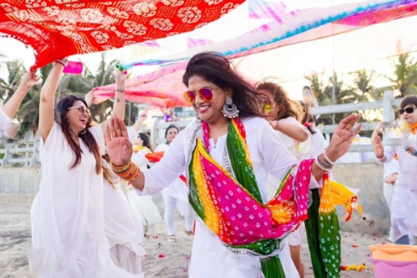 Actor Vijayakumar daughter Anitha shared photos of her Holi celebration